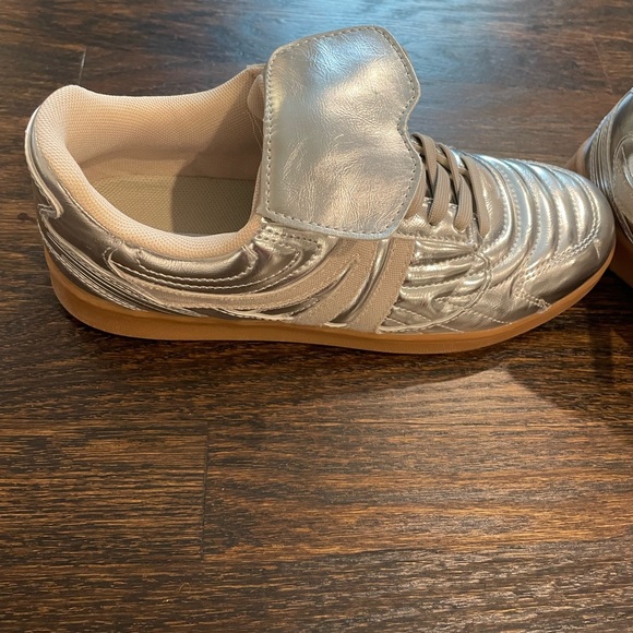 Steve Madden Like New Silver Madrid sneaker - Picture 8 of 10